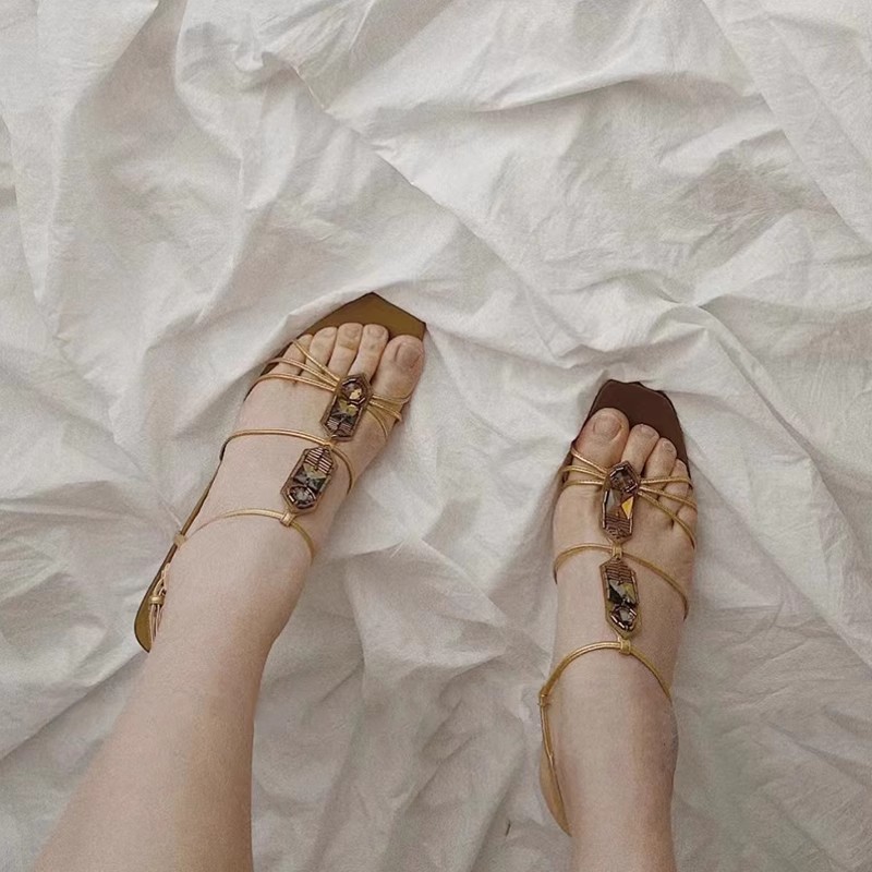 صنادل نسائية ذهبية لامعة بتصمي - مراجعة Women Shoes Egypt وسعره